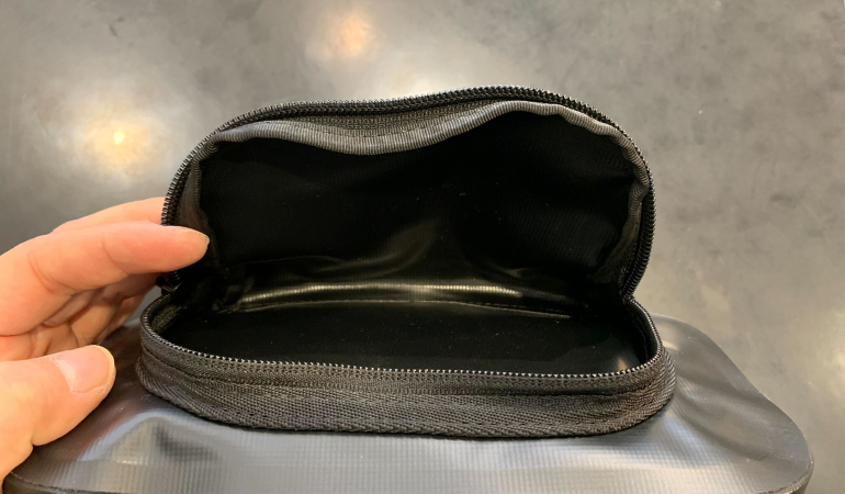 EXPLORER WAIST BAG 1.8Lはどんなバッグ？収納力と使い勝手を解説